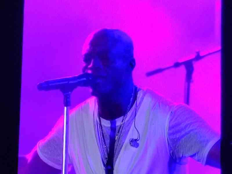 Un homme devant le micro, un musicien, Seal photo gratuite