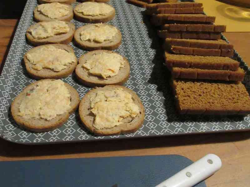 Tranches de sablés tartinées de pistache