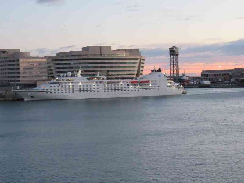 Bateau de croisière Seabourn Spirit, paquebot dans la mer au port de Barcelone, World Trade Center grand marina hôtel photo gratuite