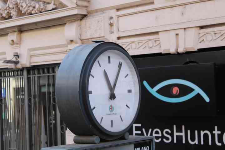 Une grande horloge publique, photo gratuite