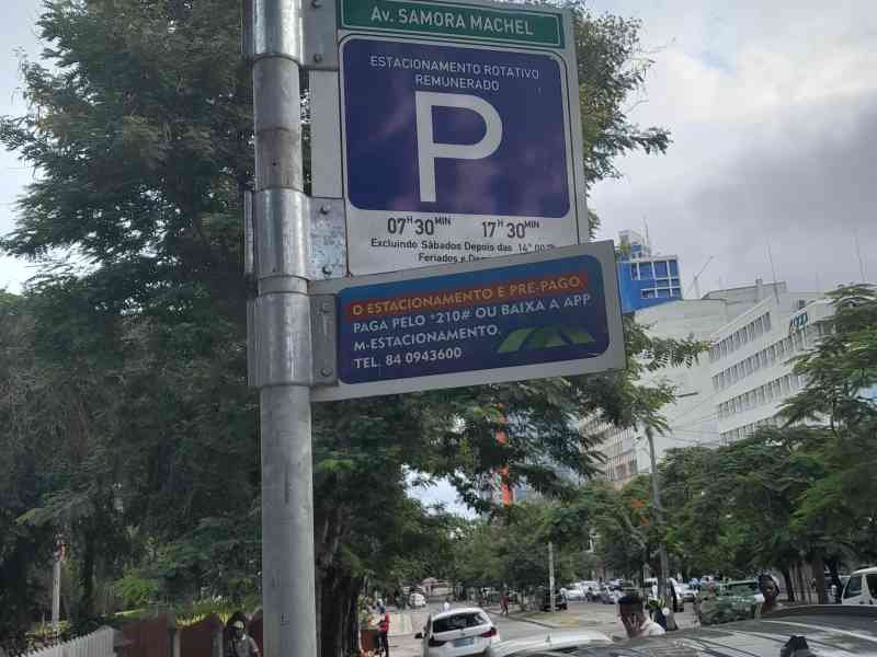 Panneau de stationnement payant sur l'Avenue Samora Machel à Maputo au Mozambique photo gratuite