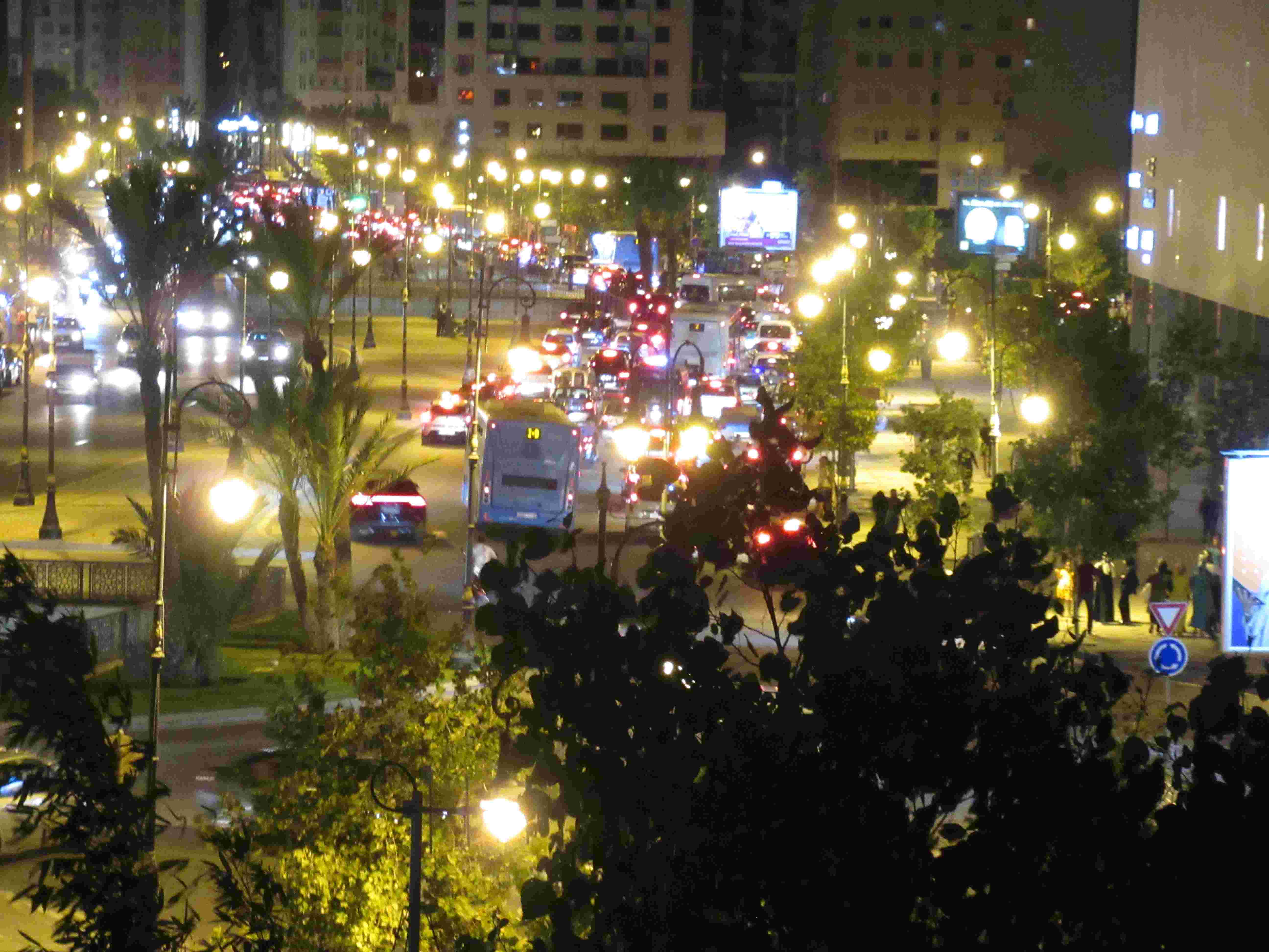 Circulation et bouchon la nuit à Tanger Maroc