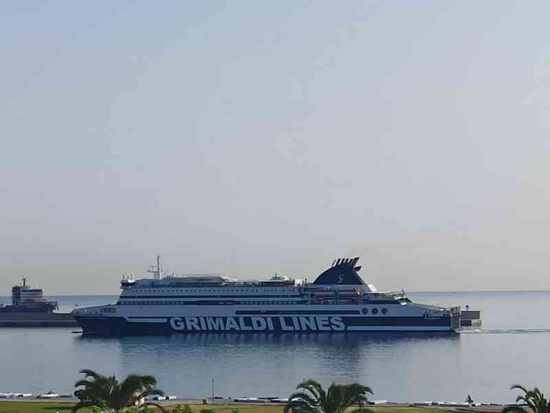 Un ferry de la compagnie GRIMALDI LINES, identifié comme le MS Cruise Ausonia, photo gratuite