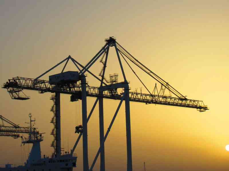 Portiques de déchargement de containers au coucher du soleil