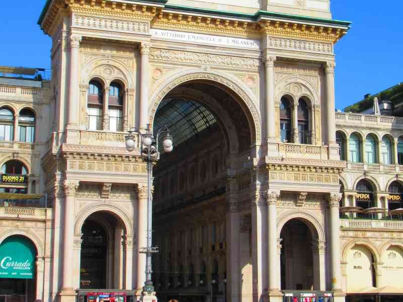 Vue extérieure de la Galerie Vittorio Emanuele II à Milan en Italie photo gratuite