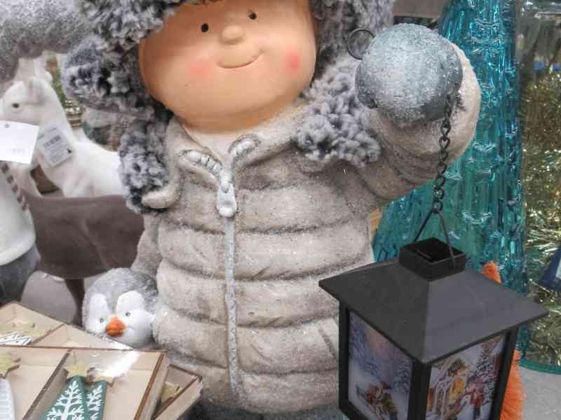 Une figurine décorative de Noël d'un garçon d'hiver avec une lanterne, photo gratuite