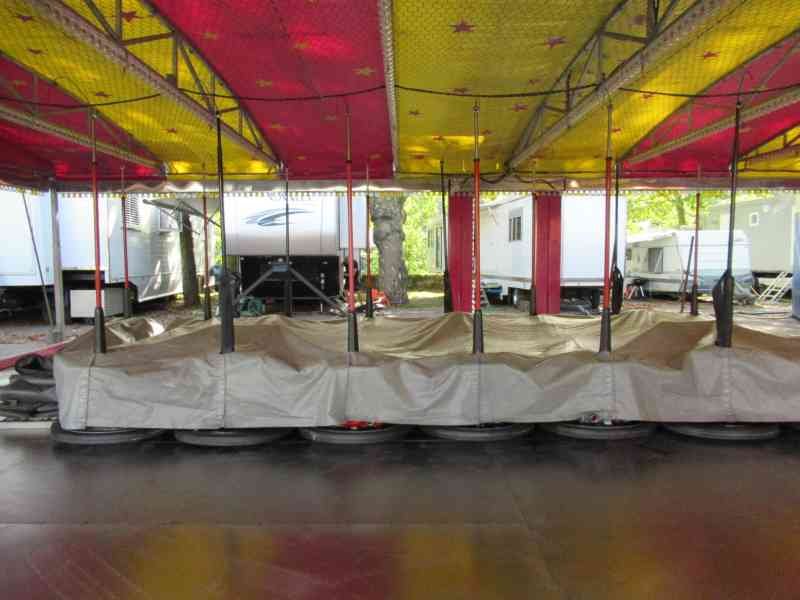 Installation du manège d'Autos-tamponneuses dans une fête foraine