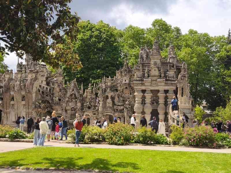 Personnes au Palais idéal du facteur Cheval, photo gratuite