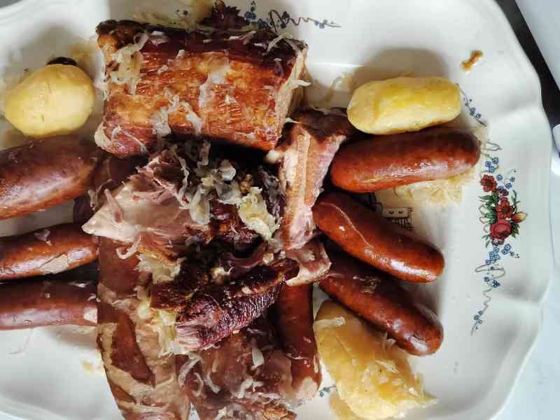 Plat de saucisses fumées et lards pour choucroute