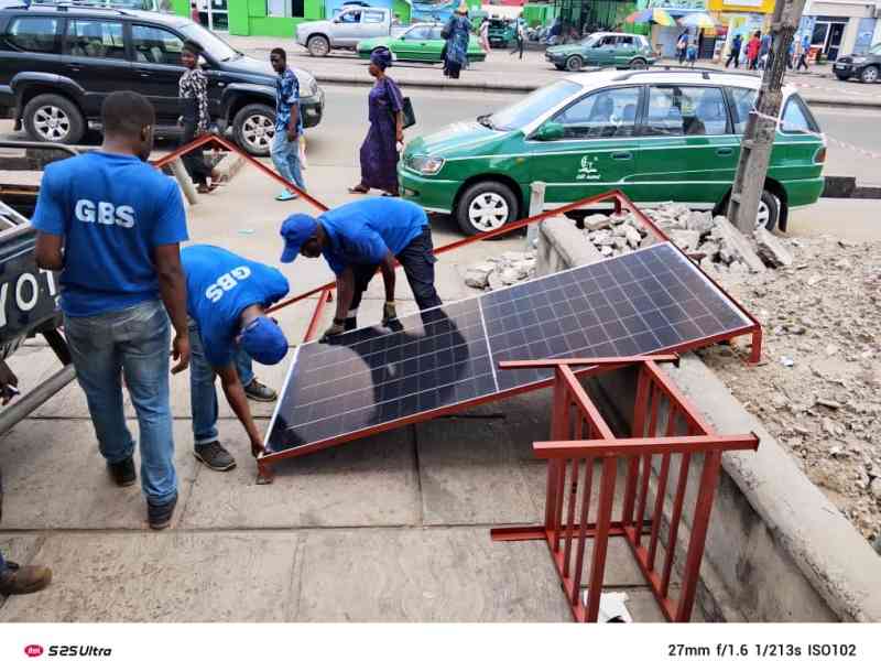 Installation d’un panneau solaire Photo gratuite