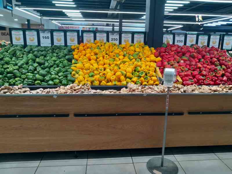 Etal de poivrons et gingembre dans un grand supermarché photo gratuite