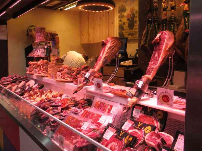 Un étal de charcuterie, photo gratuite