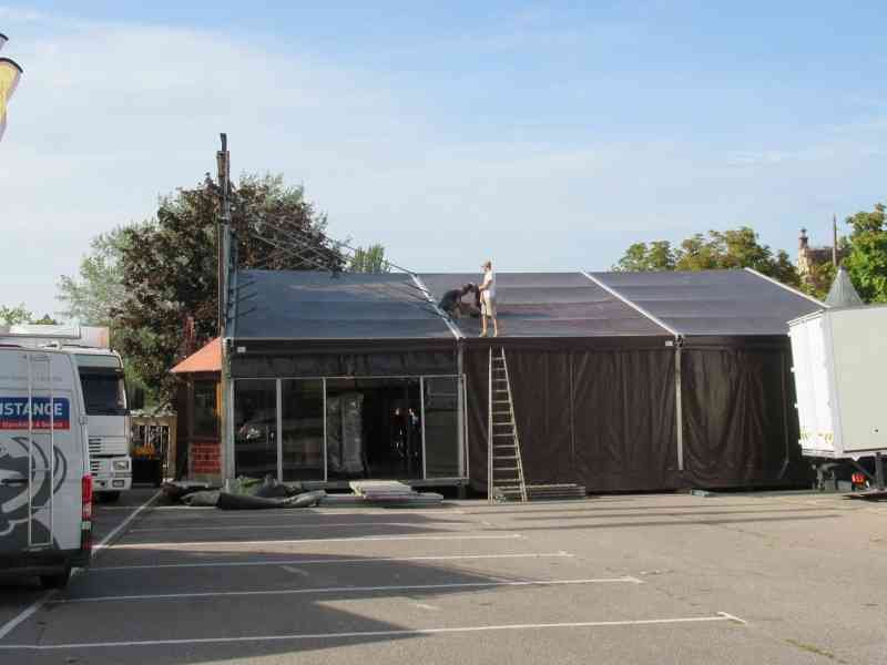 Installation de chapiteaux d'une fête foraine