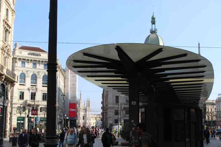 Une pensilina ATM à Milan, une structure de type abri située sur une place publique, probablement à proximité d'une station de transport en commun, photo gratuite