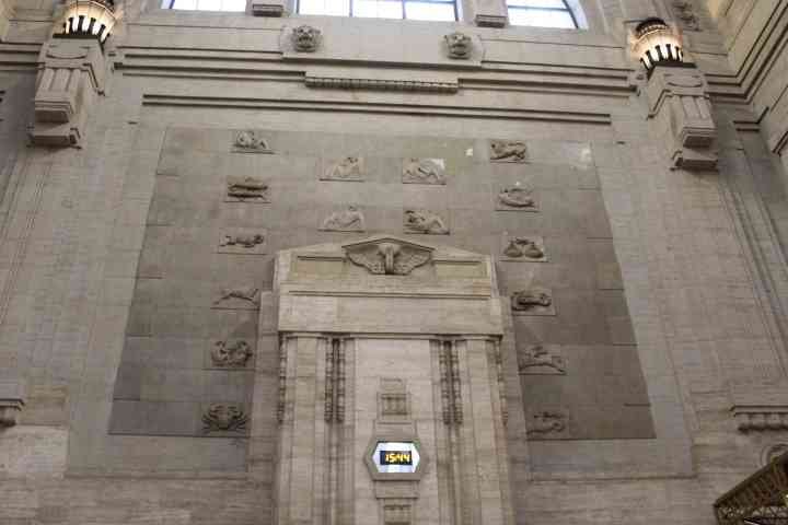 Sculpture montrant des dessins ou les signes du zodiaque sur une façade à l'intérieur de la gare centrale photo gratuite