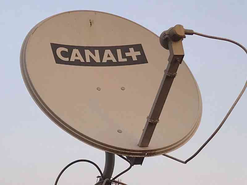 Antenne satellite CANAL+ sur toit photo gratuite