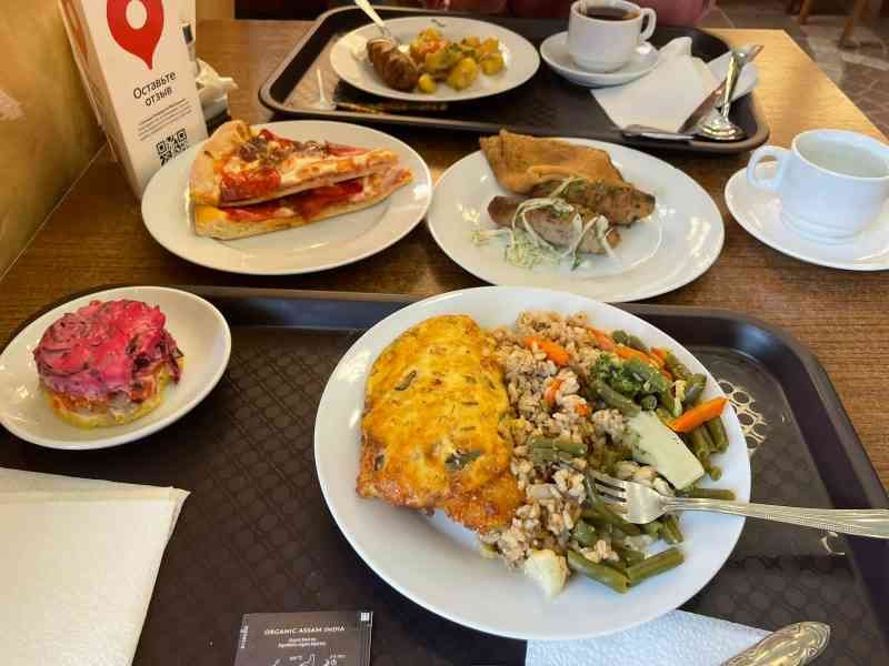 Plats servis dans une cantine universitaire photo gratuite