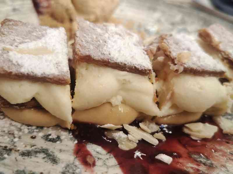 Un dessert de type mille-feuille, photo gratuite
