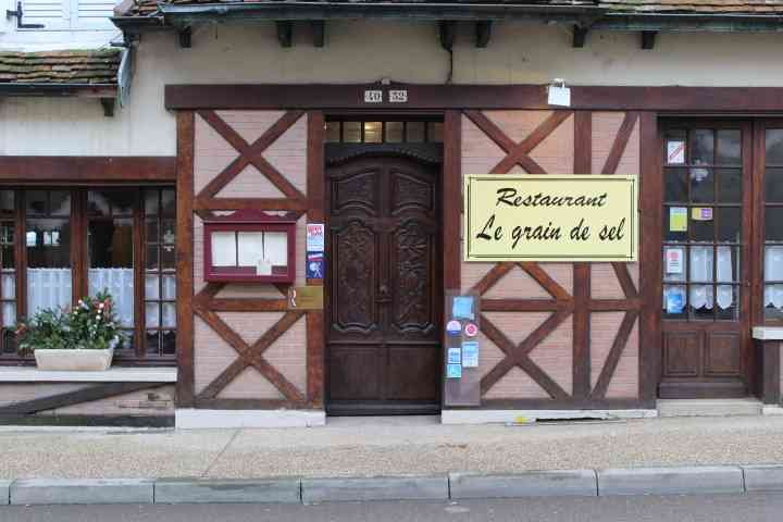 Façade du restaurant Le grain de sel photo gratuite