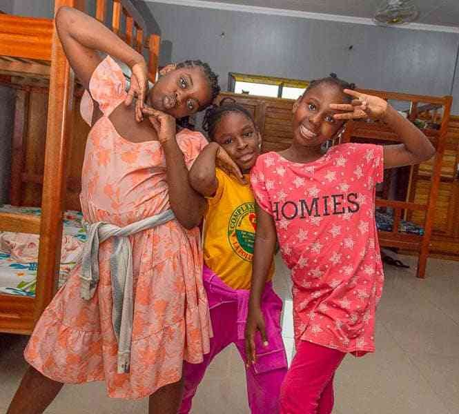 Pose des fille photo gratuite