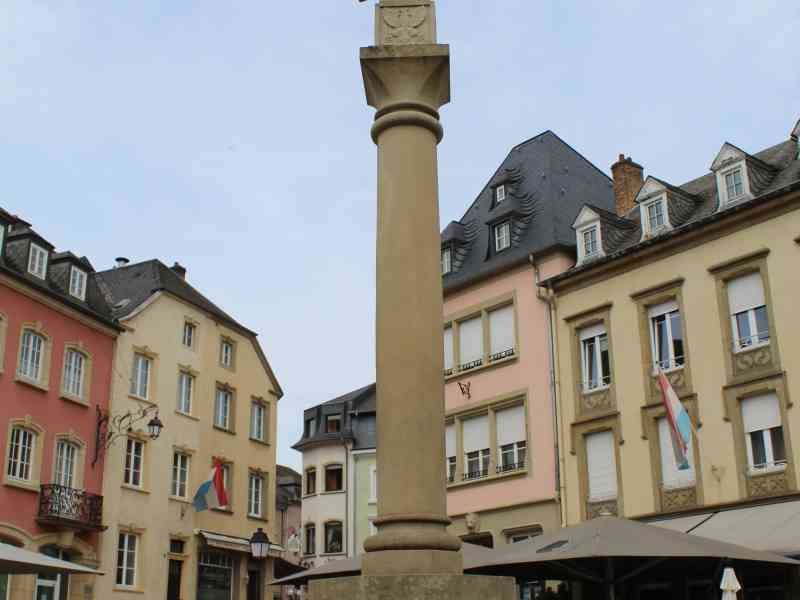 Croix de Justice sur la place du marché d'Echternach, au Luxembourg, photo gratuite