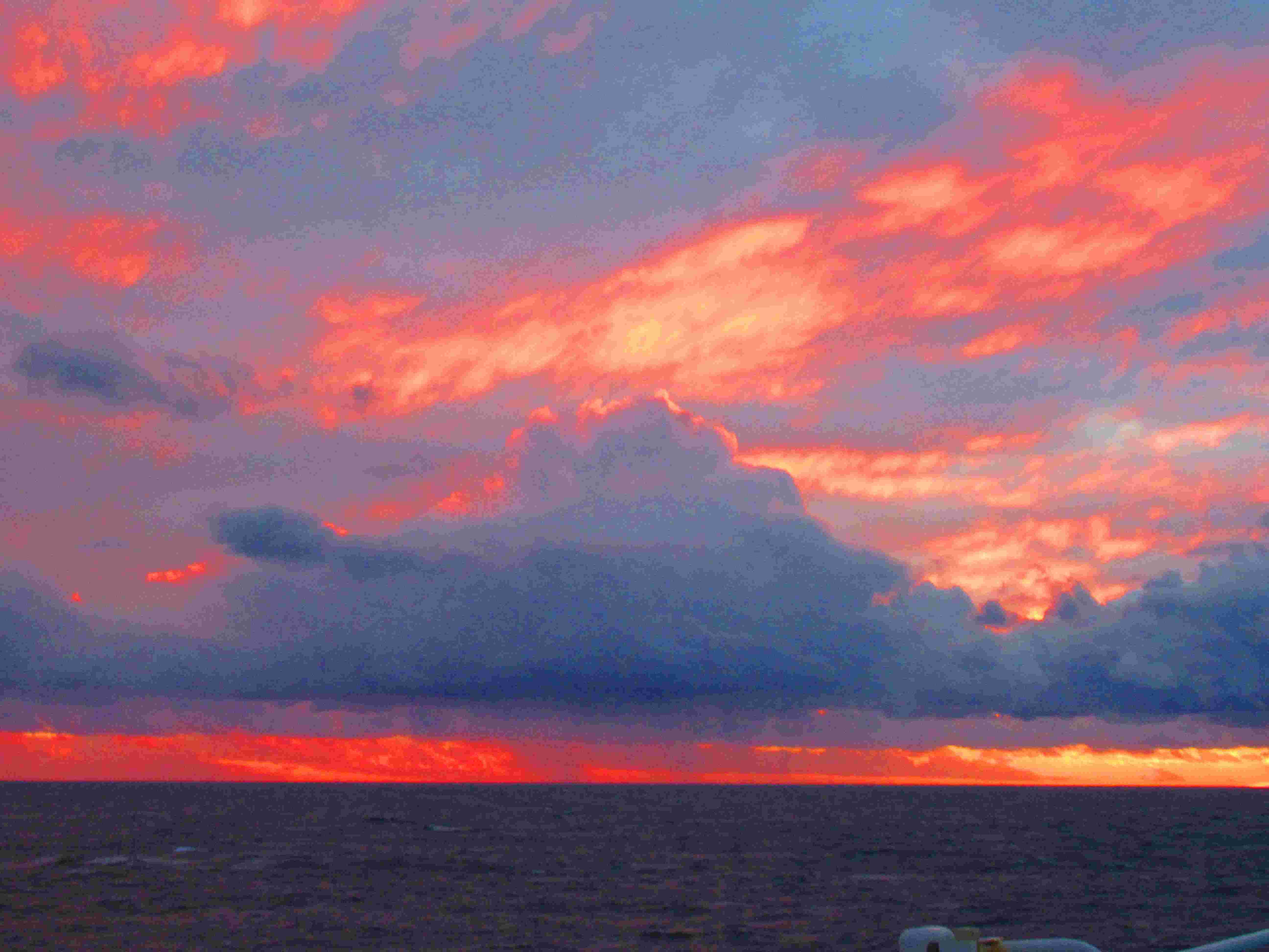 Ciel en feu rouge au couchant