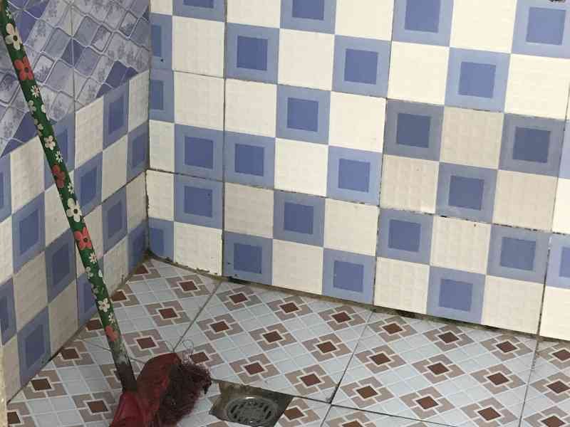 Un balai brosse dans une douche photo gratuite