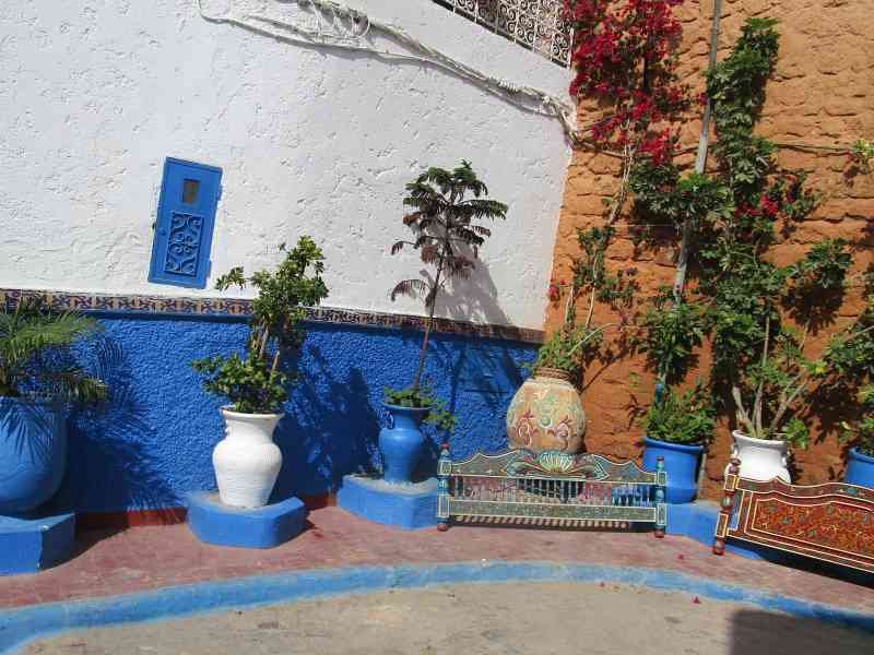 Bâtiment bleu et blanc à l'intérieur de La kasbah des Oudayas au Maroc