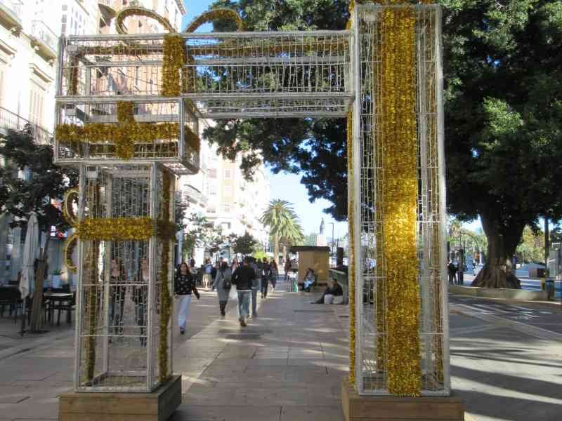 Une rue piétonne décorée à Malaga en Andalouisie en Espagne, une arche lumineuse, photo gratuite