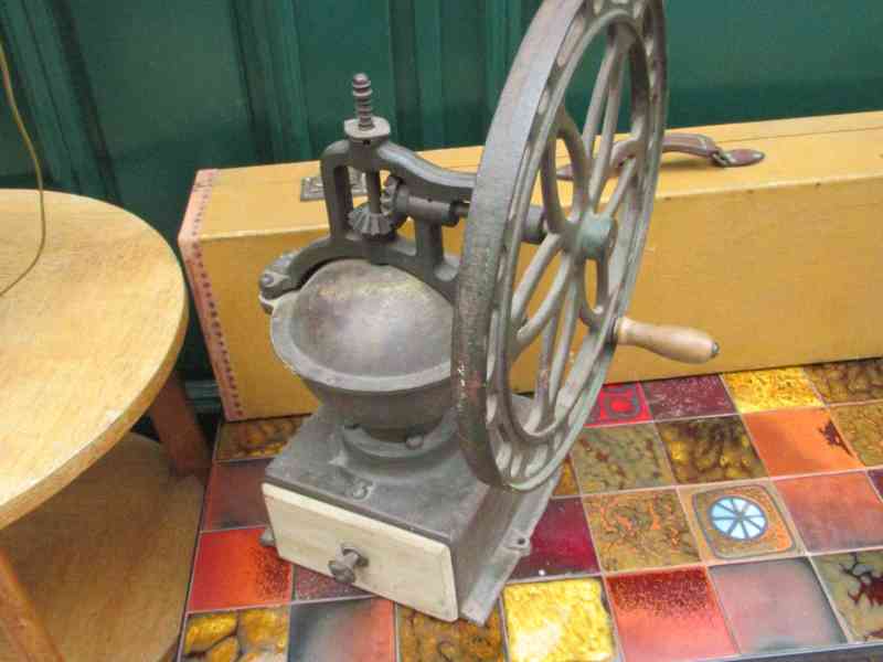 Antiquité, moulin à moudre le grain manuellement