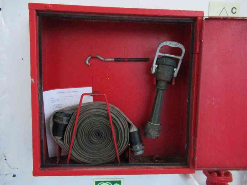 Boîte incendie avec tuyau et lance de sécurité incendie photo gratuite