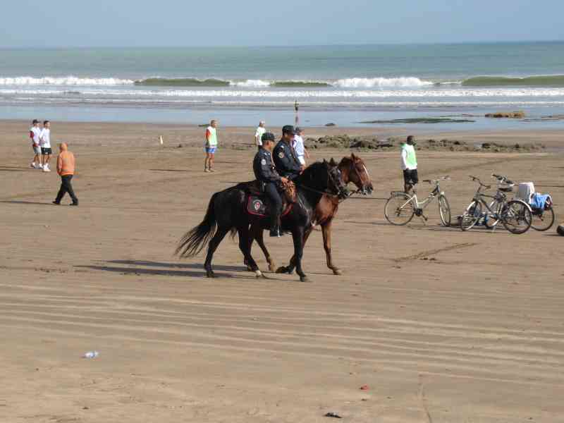 Patrouille de la police montée sur une plage Maroc