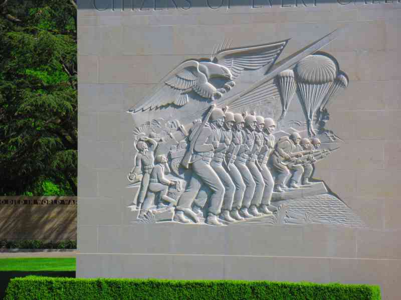 Sculpture des soldats américains lors de la deuxième guerre mondiale sur le monument du cimetière à Épinal dans les Vosges photo gratuite
