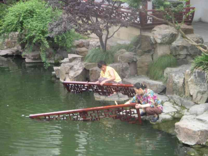 Femmes en train de laver le plancher dans le lac, Chine, Asie photo gratuite