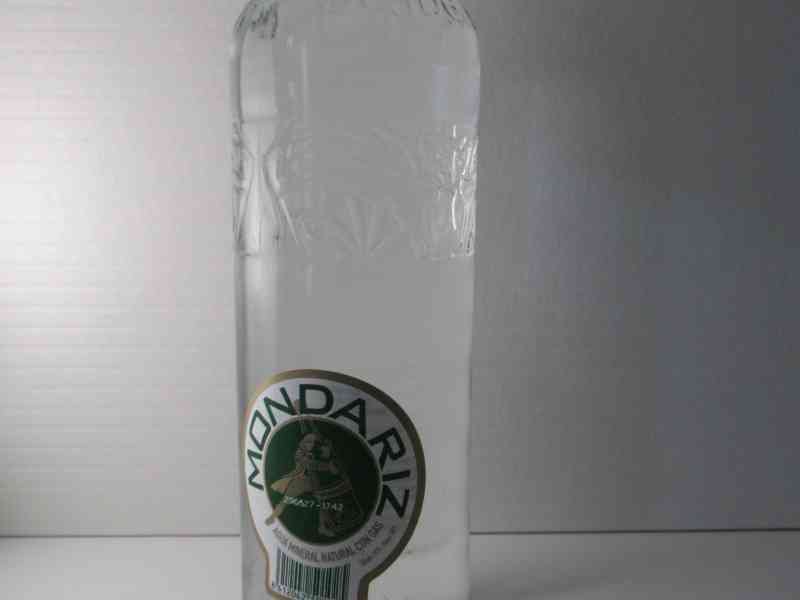 Une bouteille d'eau Mondariz, photo gratuite