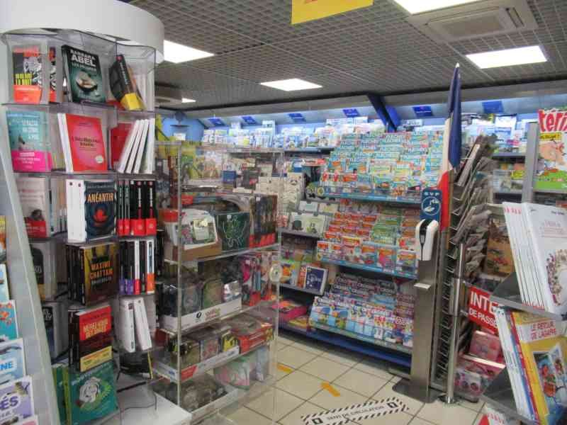 Présentoirs de livre dans une librairie