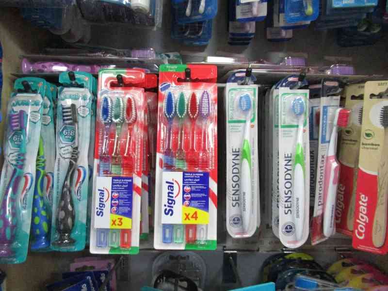 Brosses à dents dans un supermarché