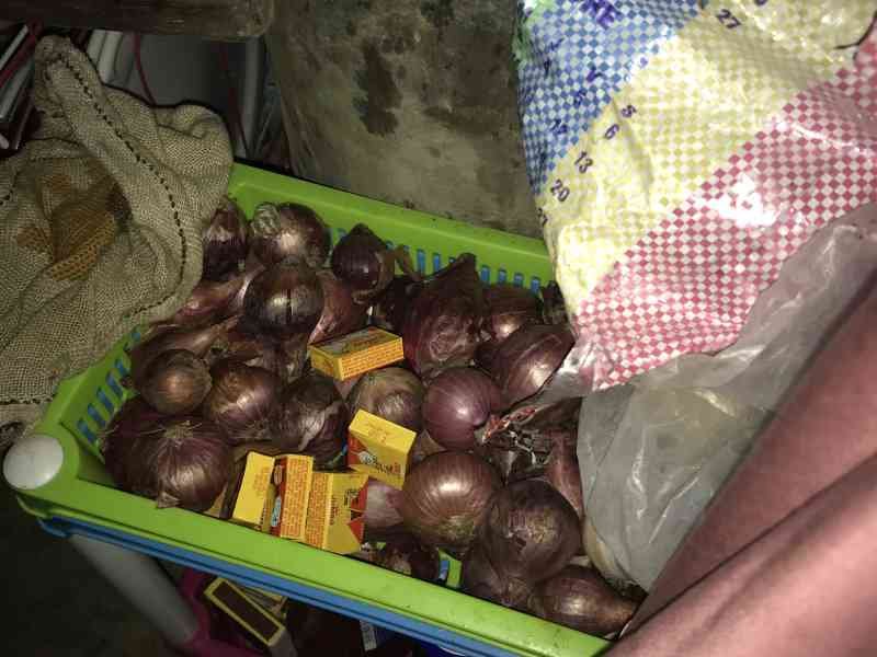 Un panier rempli des oignons et cubes photo gratuite