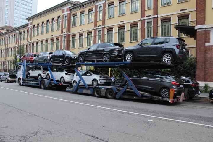 Camion porte voiture en déplacement dans la ville de Milan Lombardie en Italie photo gratuite