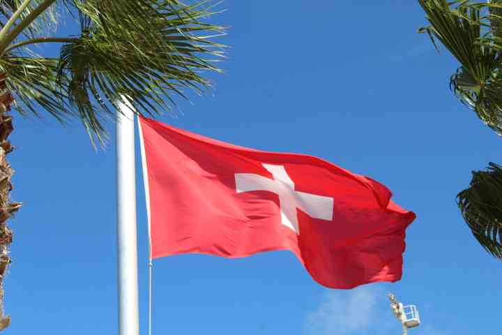 Drapeau suisse flottant photo gratuite - Schweizer Flagge weht kostenloses Foto