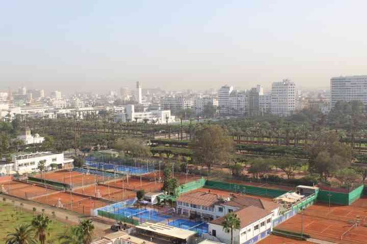 Vue panoramique d'un complexe sportif urbain à Casablanca photo gratuite