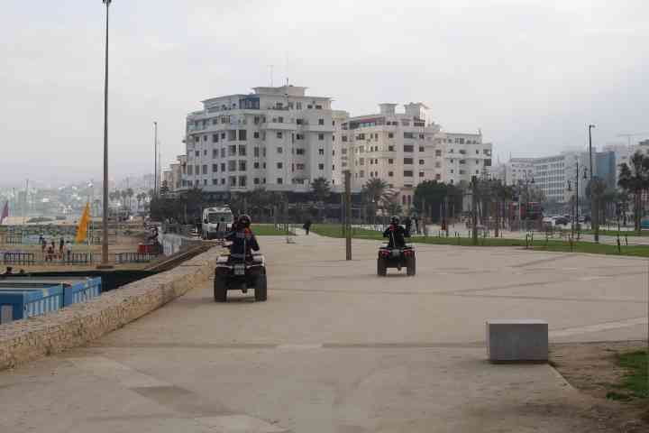 Policiers en quads sur une promenade côtière photo gratuite