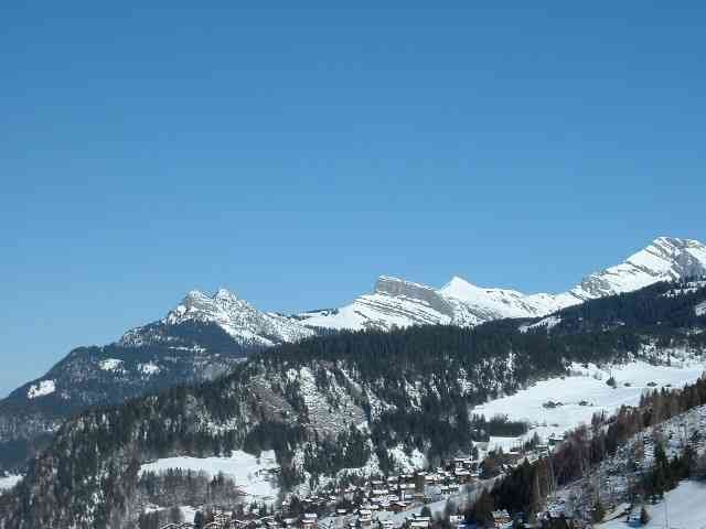Chalets et cimes sous le ciel alpin photo gratuite