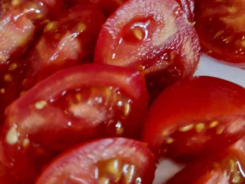 Tomates rouges en demi-tranche, photo gratuite