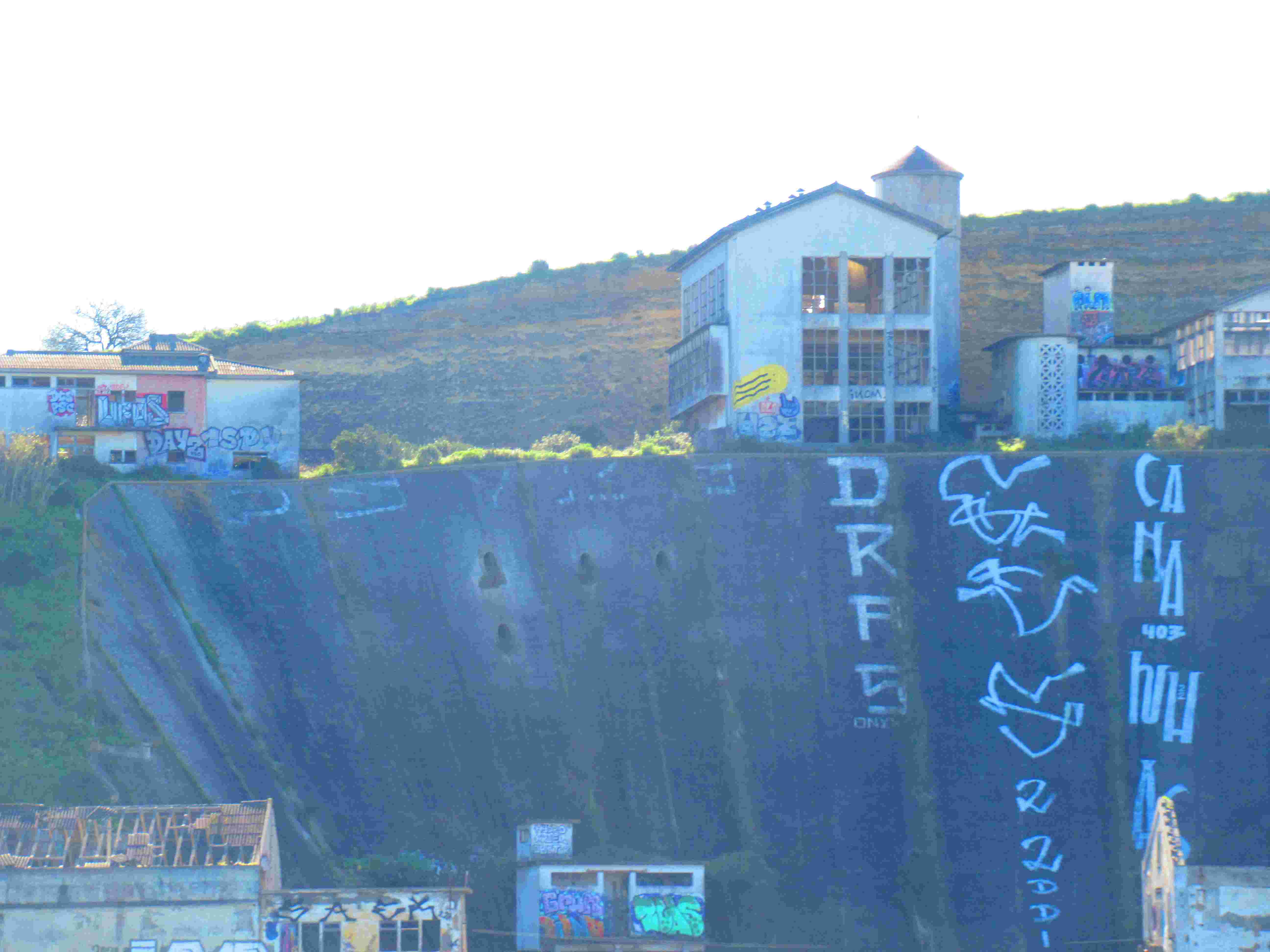 Grafitis, tags, multicolores sur friche industriel depuis le fleuve Tage Lisbonne