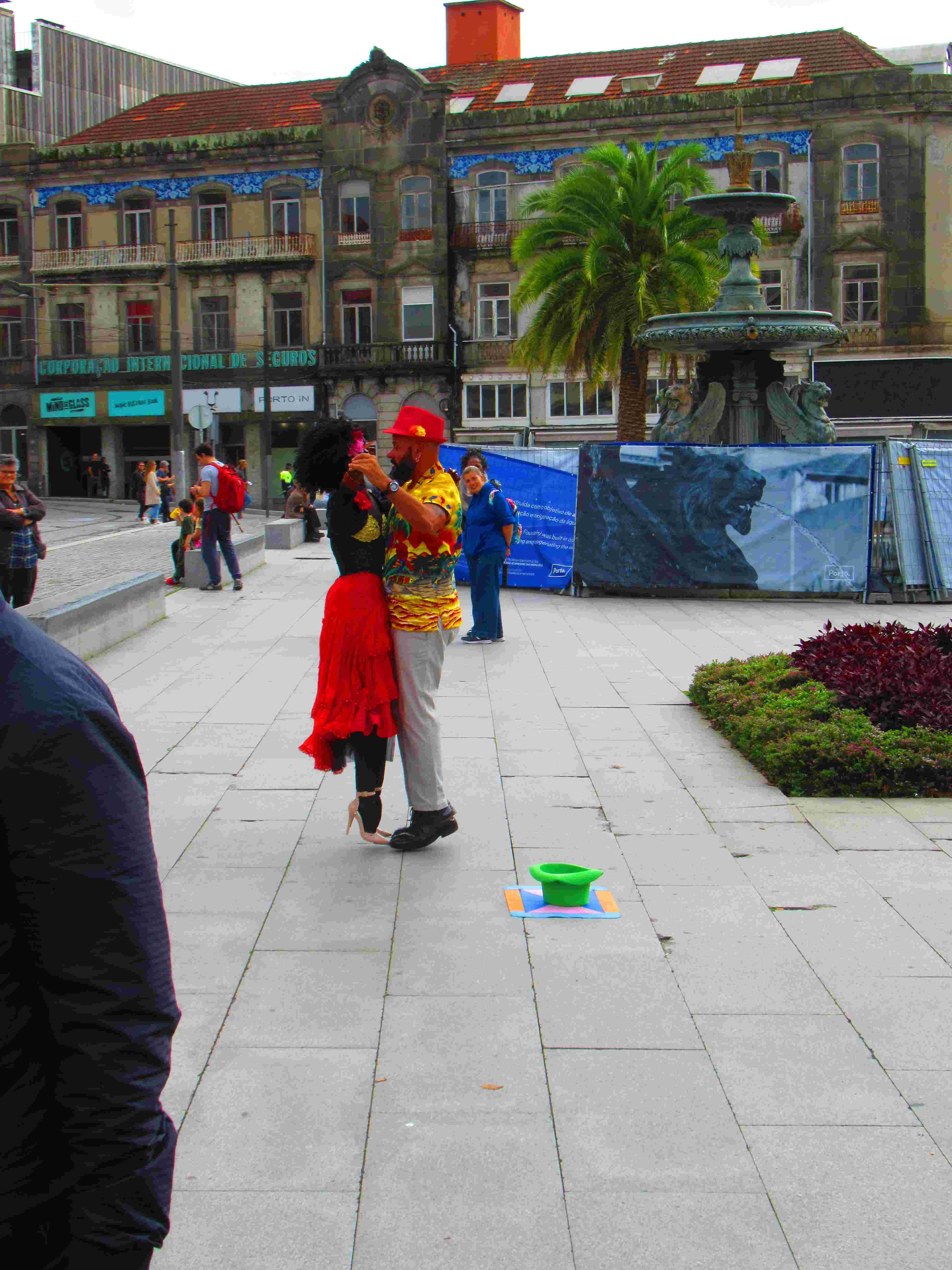 Danseur avec une poupée dans la rue à Porto