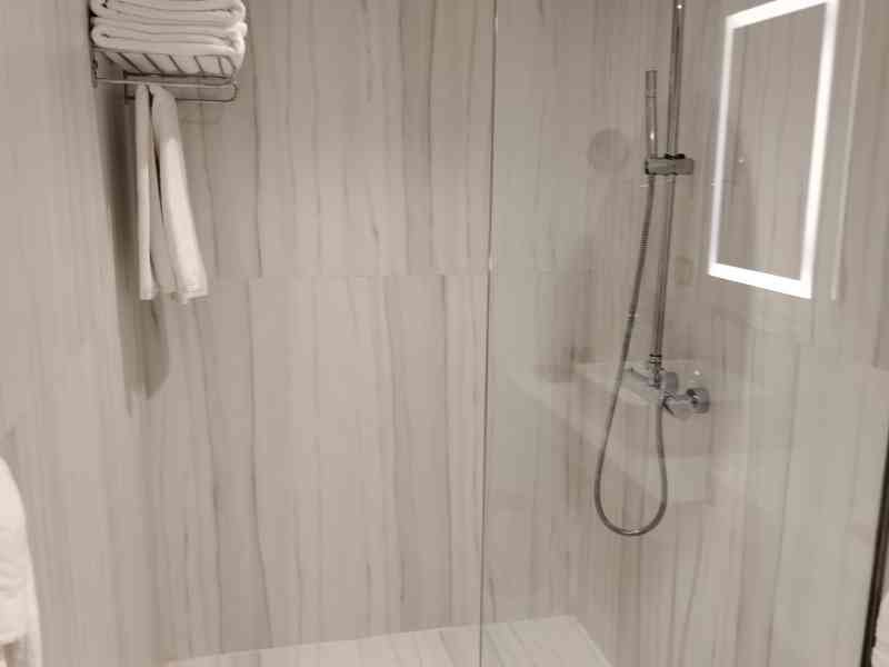 Intérieur d'une salle de bain moderne