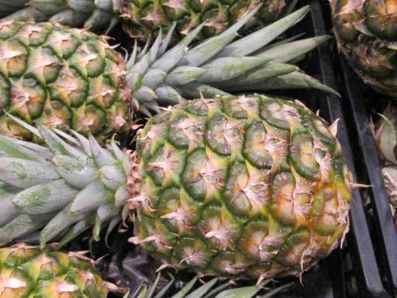 Pile d'ananas en vente