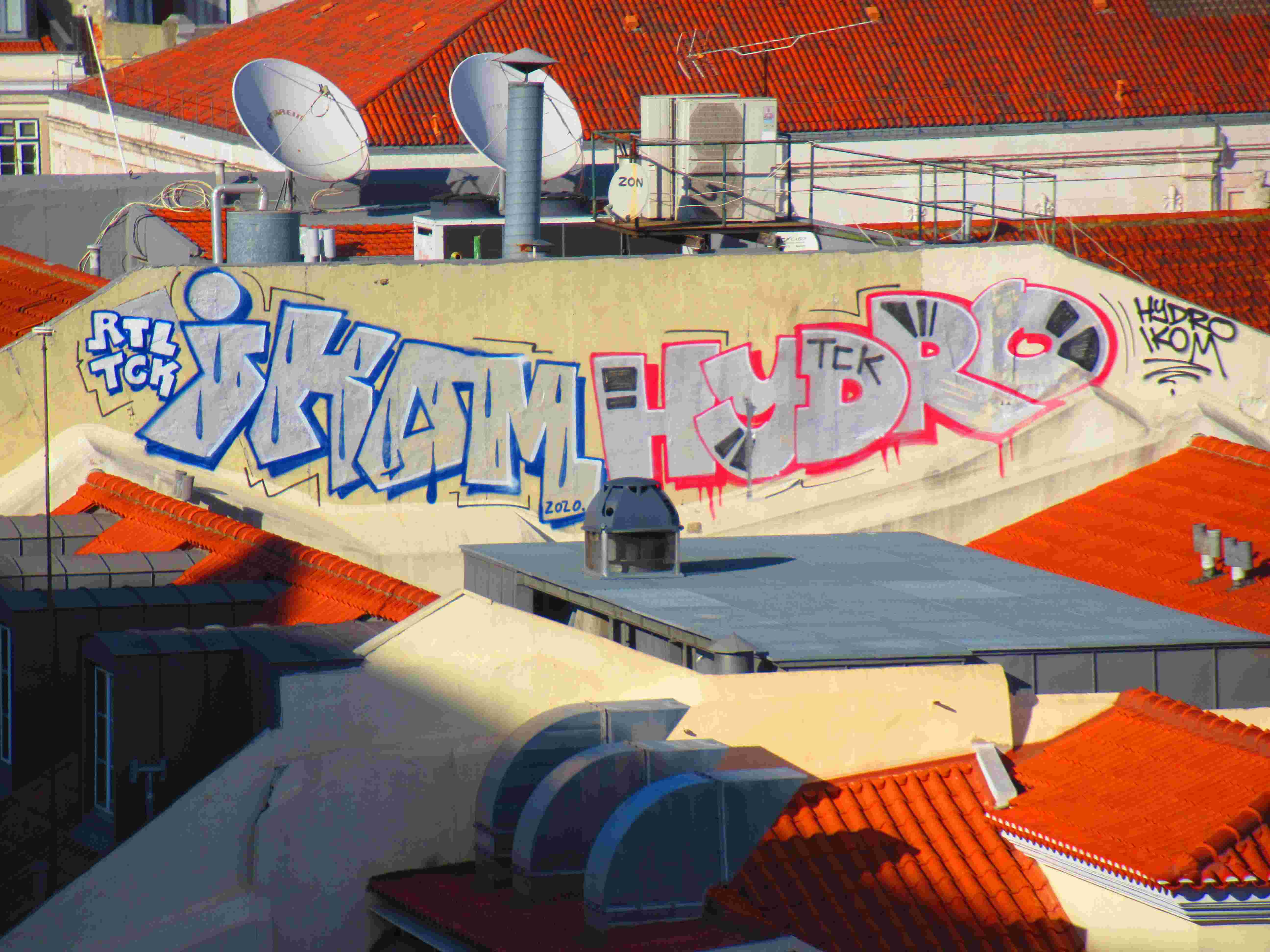 Graffitis multicolores bleu rouge gris