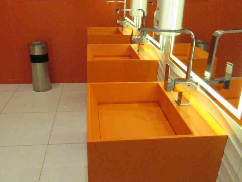 Toilettes publiques de couleur orange